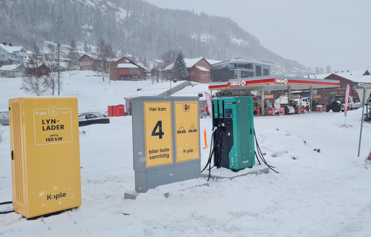 Lynlader og hurtiglader på parkeringsplass i Ål.