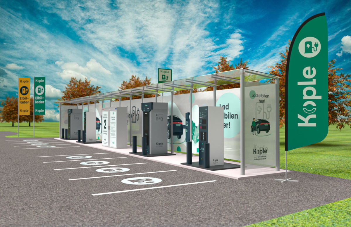 Bildet viser en illustrasjon av en elektrisk kjøretøy lade-stasjon merket "Kople" med flere ladestasjoner under et tak. Det er reklameskilt som fremmer elbil-lading med slagordet "Lad elbilen her!"